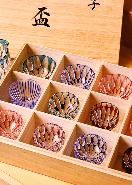 天満切子のグラスで提供される季節の日本酒も人気