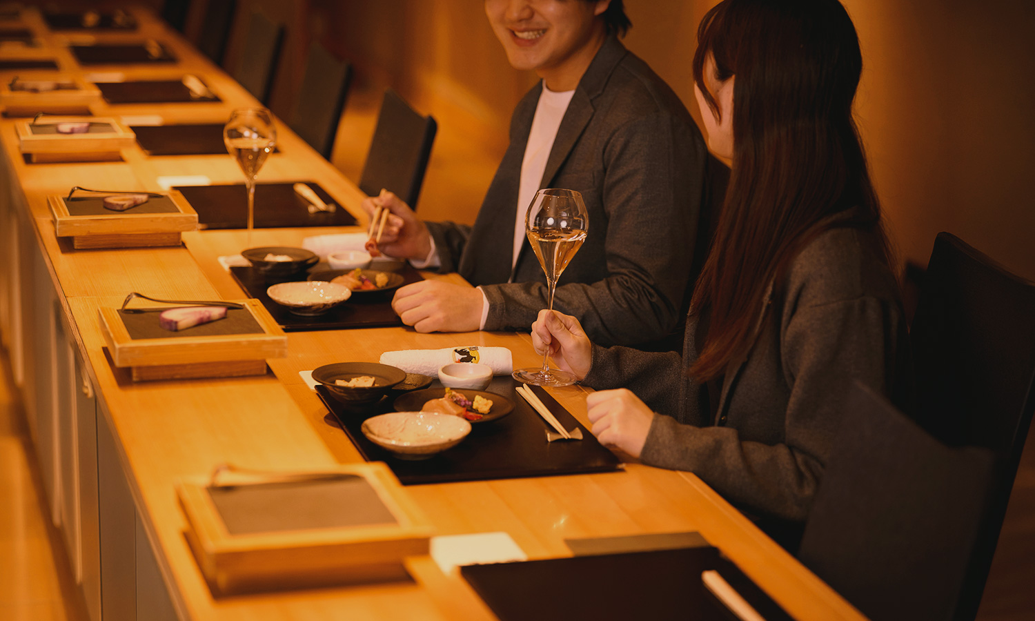 落ち着きあるカウンター10席の空間は記念日ディナーや接待におすすめ