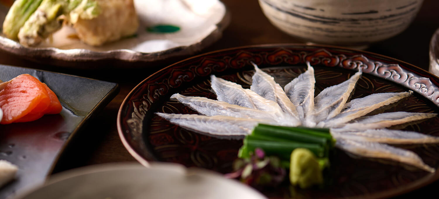 上野・池之端・根津周辺『懐石 一空』の口コミレポート。ミシュランで3年連続星を獲得、熟成によって凝縮された旨味と柔らかな食感が特徴の名物「大穴子」と四季の食材で織りなす本格懐石料理が人気