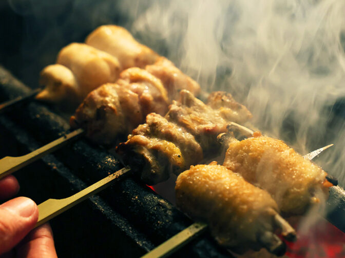 活気ある店内で一本ずつ丁寧に焼き上げられる、名物の焼き鳥
