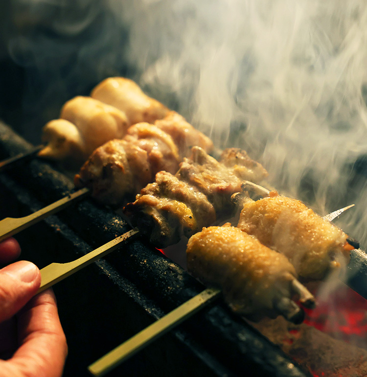 札幌市内に4店舗ある居酒屋『焼鳥酒場どんく』の口コミレポート。濃いめのガーリックスパイスが効いた中毒性ある焼き鳥と味噌仕立ての鶏煮込みが名物