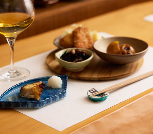 定食やアラカルトの組み合わせで昼飲みも楽しめるランチメニュー