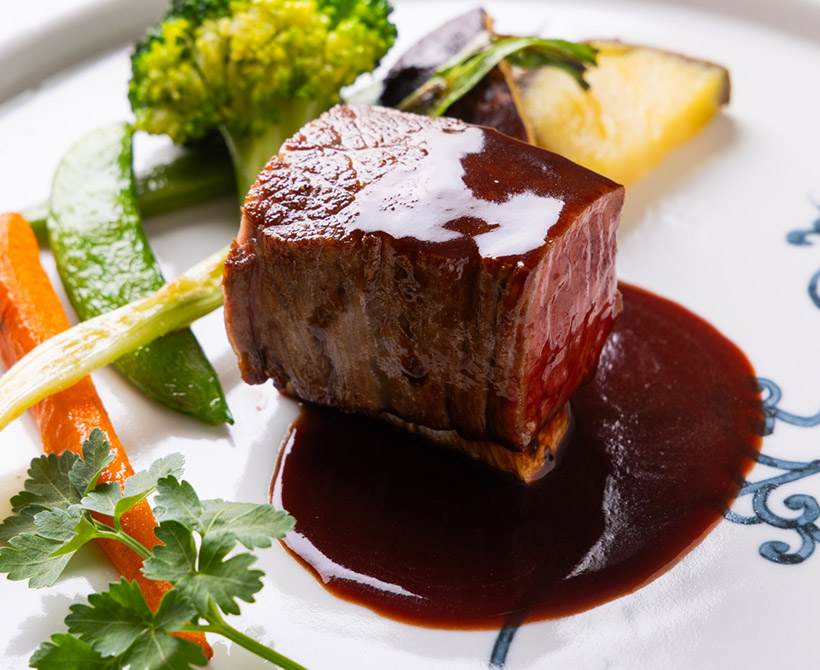 薩摩和牛A5ランクのランプ肉ローストはディナーコースで人気のメイン料理