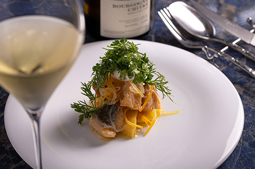 色鮮やかな旬野菜と厳選食材が並ぶフルコースがおすすめ