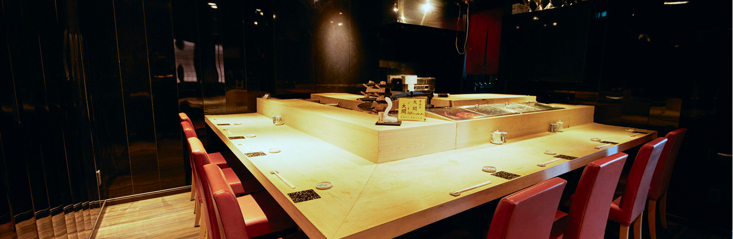 調理の臨場感を間近で楽しめるカウンター席はデートや夫婦での食事におすすめ