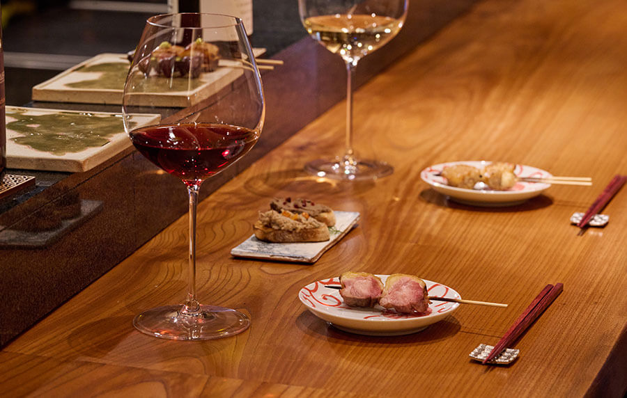 中野駅近くの焼き鳥屋『中野焼鳥金長』の口コミレポート。希少な五種の鳥肉と旬の食材で構成される、エンターテイメント性の高いおまかせコースがおすすめ