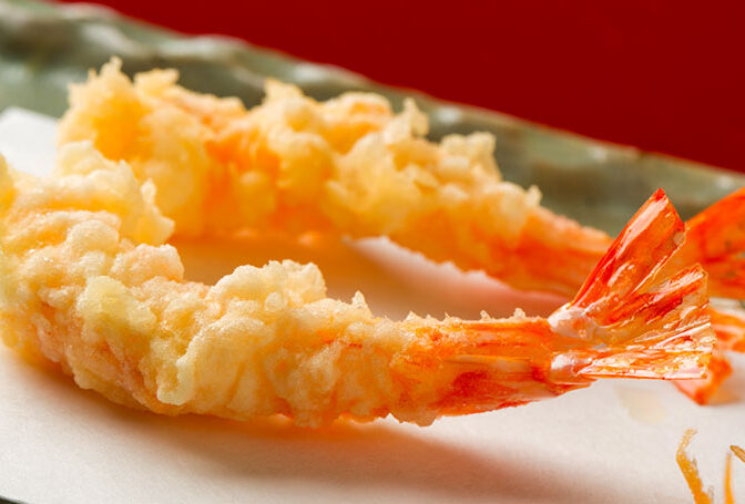 職人技で一品ずつ丁寧に揚げられる車海老をはじめとした天ぷらが人気