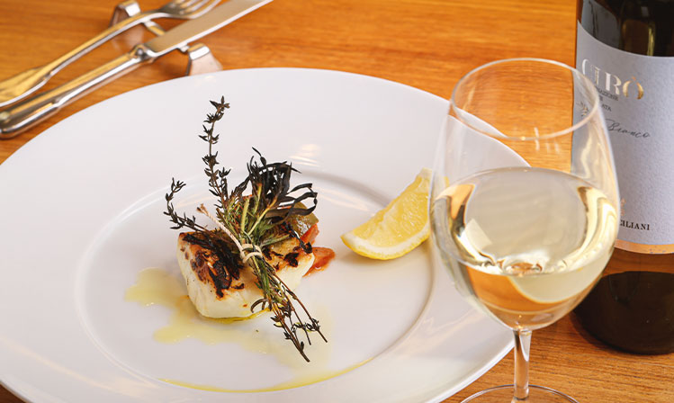 大阪市・心斎橋駅、長堀橋駅周辺『ALBALONGA（アルバロンガ）』の口コミレポート。「紅ズワイガニとフルーツトマトの冷製パスタ」が名物、素材の美味しさ際立つイタリアンと300種以上に及ぶワインをペアリングで満喫