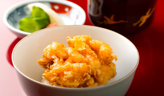 天ぷら茶漬けまたは、赤だしが付いた天丼が食事の締めくくり