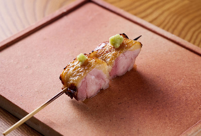 美味しい鳥料理を追求し続ける店主が織りなすエンターテイメント性の高い焼き鳥