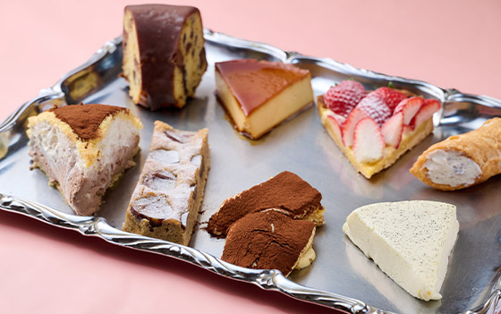 創業時から変わらぬ製法で作られている、濃厚で奥深い味わいのプリンをはじめとするスイーツも人気