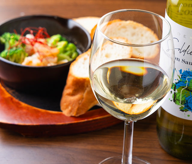 アラカルトメニューで人気の「えびのアヒージョ（1,280円）」