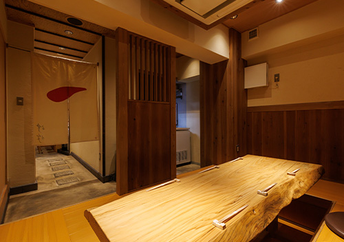 大切な方との会話が弾む、木目を基調とした温かく上質な個室空間