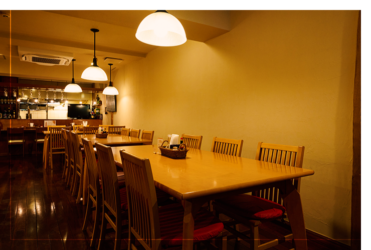 木目調のモダンで落ち着いた店内は、お一人様から少人数・大人数のグループまで利用しやすい空間