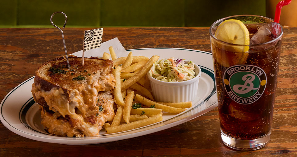 ランチタイムにはボリューム満点のハンバーガーセットが人気