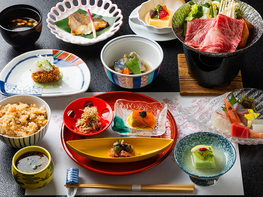 職人が丁寧に仕立てる、地産地消の精神を大切にした華やかな会席料理