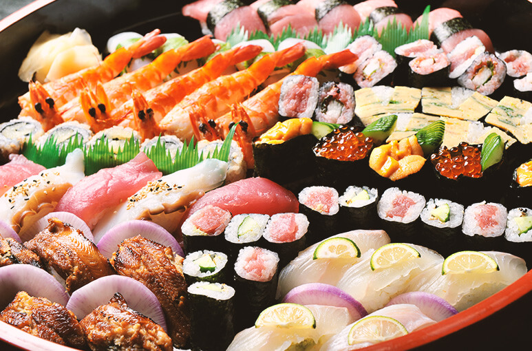 大トロやウニを贅沢に盛り込んだ食通寿司の桶も好評