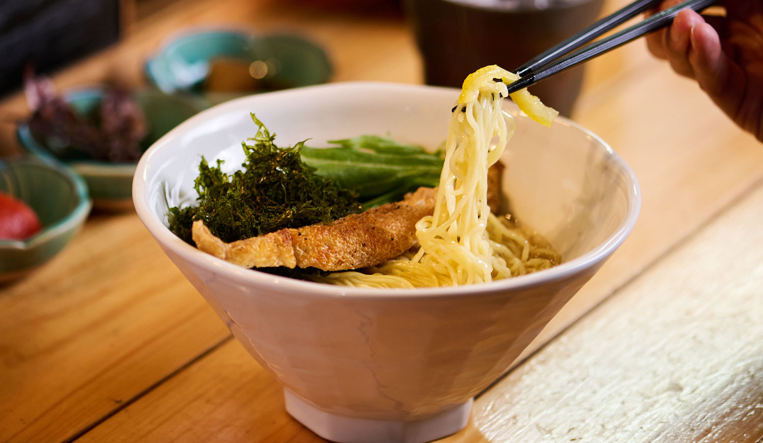 温かみのある雰囲気のなかで味わう本格魚介ラーメンと炭火焼き料理