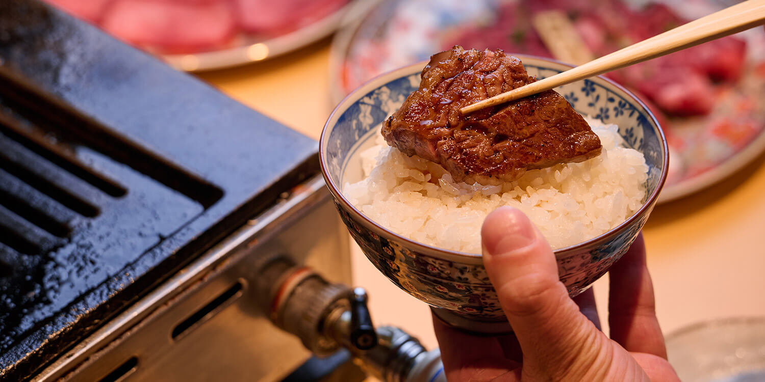 ふっくらと炊き上げられた羽釜炊きご飯にお肉をバウンドさせる至福の瞬間