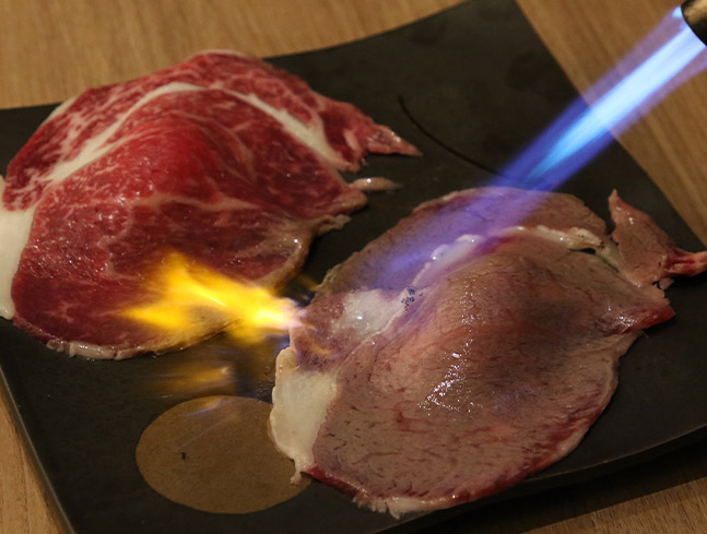目の前で炙る大判ロースの肉寿司が人気