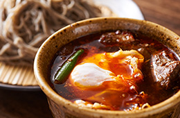山人の名物である粗挽田舎蕎麦と具だくさんのつけ汁