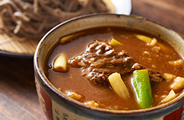 トロトロ、肉厚の豚肉とスパイスの効いた カレーがやみつきになる豚カレー汁