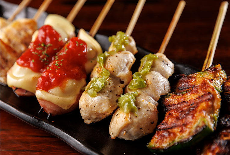 職人が紀州備長炭で一本ずつ丁寧に焼き上げる人気の焼き鳥