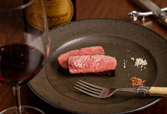 滋賀県の「サカエヤ」から仕入れ、見事なロゼ色に焼き上げられた熟成肉とイタリアンワイン