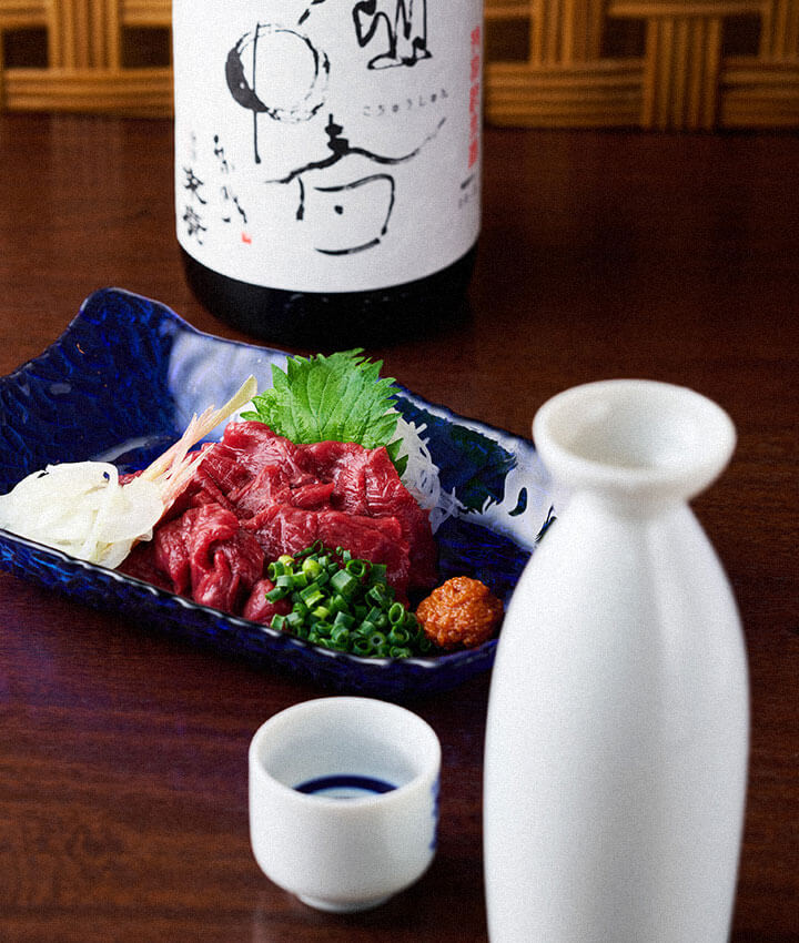 日本三大馬刺しの一つとして親しまれている、鮮度抜群の会津産馬刺しと日本酒のペアリングがおすすめ