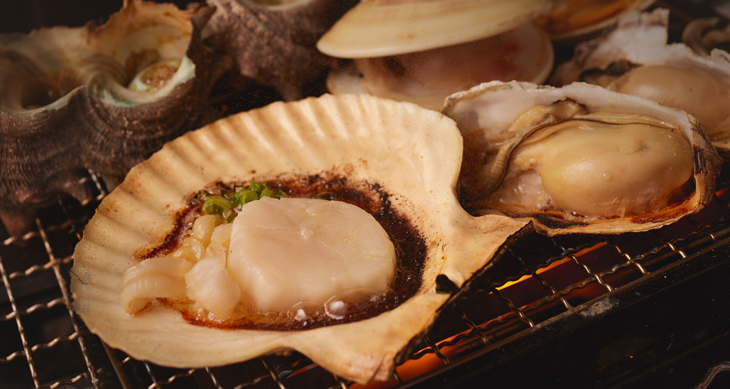 卓上コンロで香ばしく焼き上げる名物の浜焼き