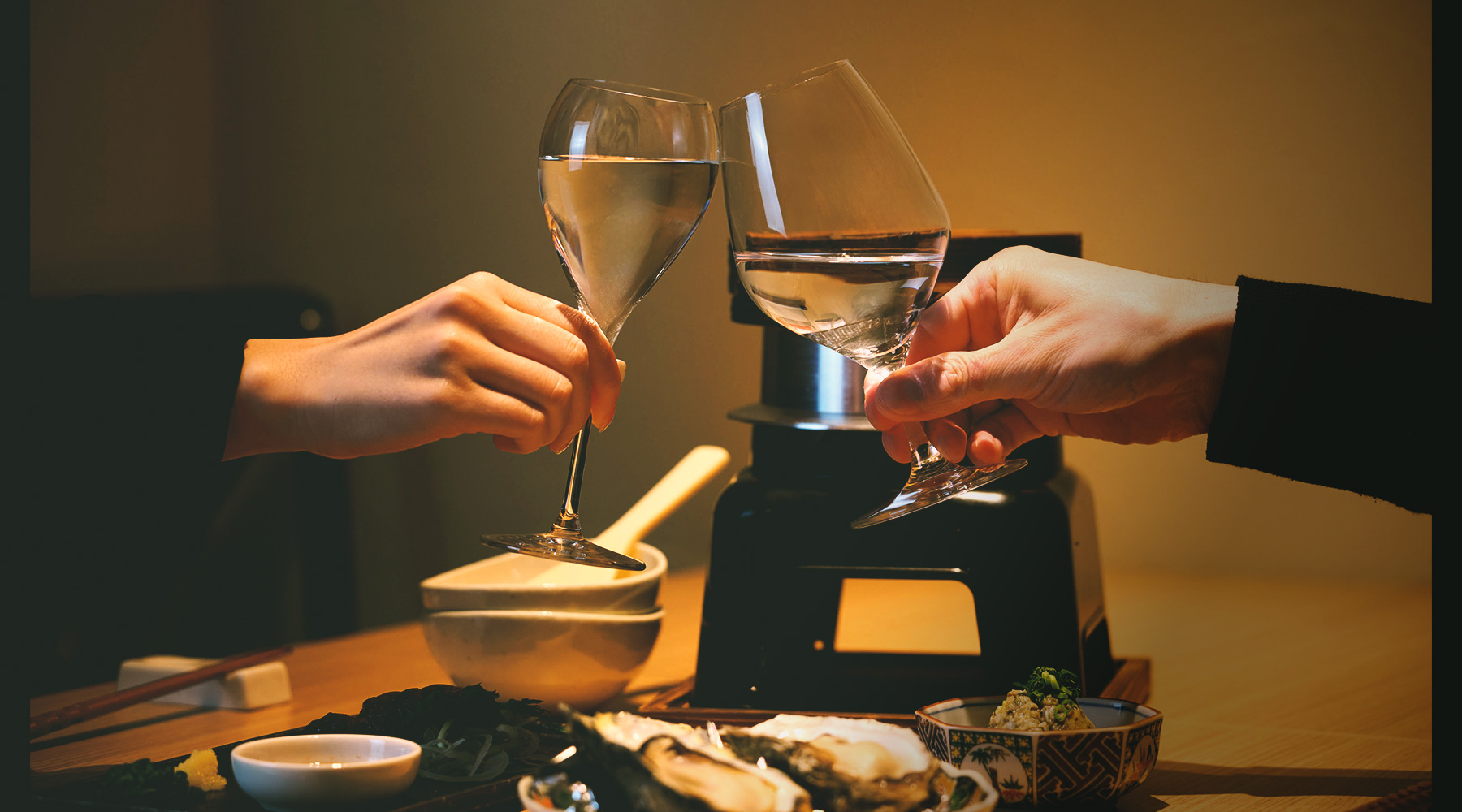 ワイングラスに注がれた美味しい日本酒