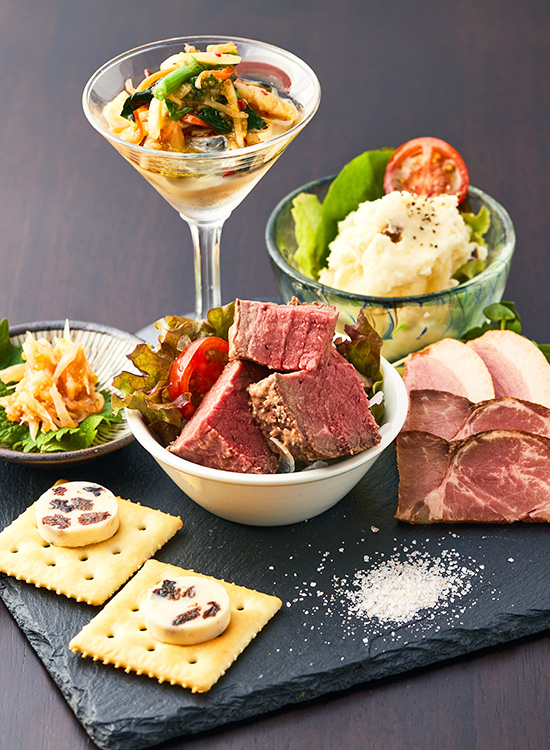 名物料理を一度に楽しめる「おまかせ6種おつまみプレート」がおすすめ