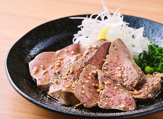 定番人気の鶏の白レバーなど、多彩に美味しい一品料理が揃う