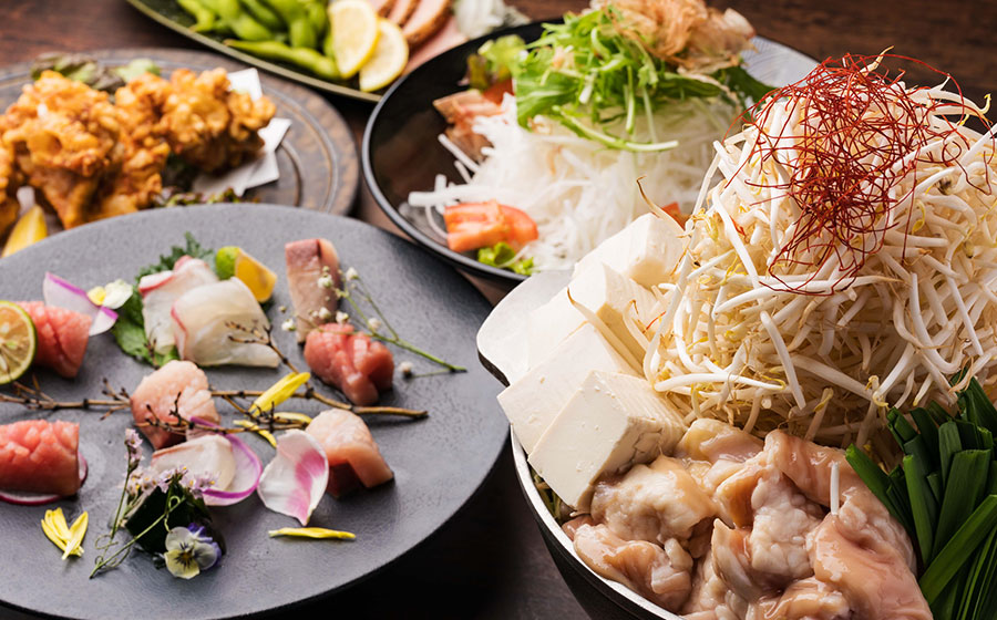 地魚の刺身や高級上馬刺し、鍋料理が贅沢に並ぶおすすめの宴会プラン