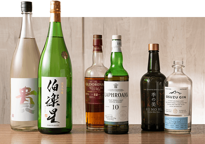料理と相性抜群の日本酒やウイスキーなどの銘柄が揃う