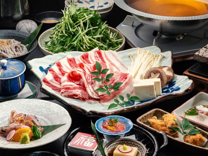 鹿児島名物の黒豚を贅沢に味わうしゃぶしゃぶ鍋料理