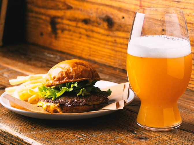 絶品バーガーとクラフトビールを堪能できるビアバー