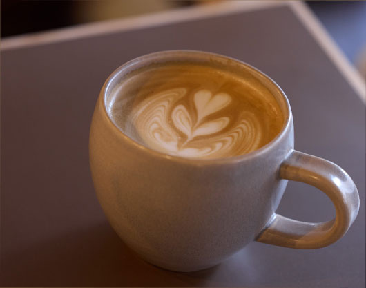 バリスタが淹れるコーヒーが人気、テイクアウトも可能
