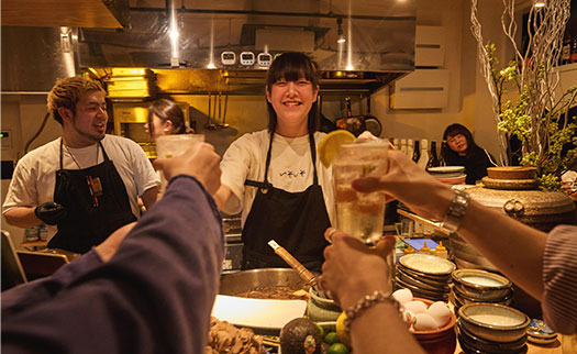 活気ある空間で美味しいお酒と料理を満喫