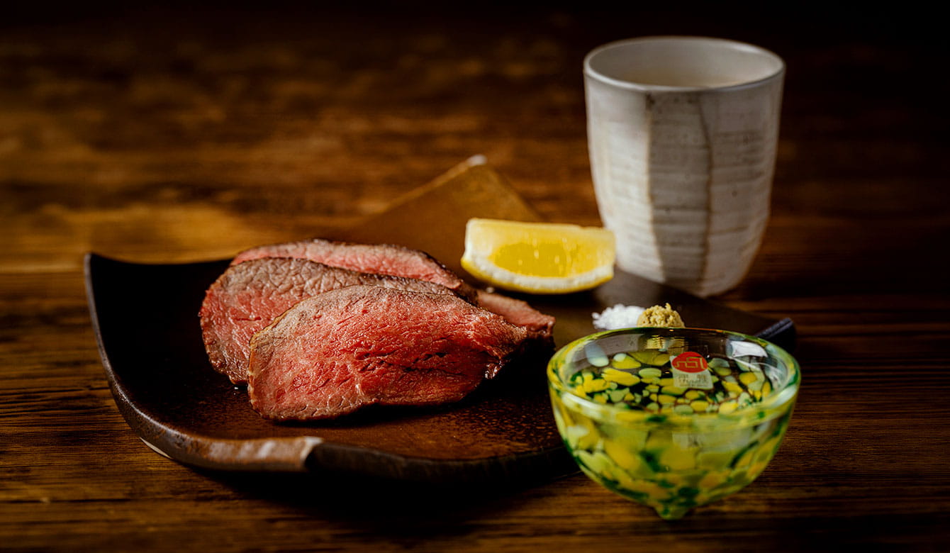 絶妙な火入れでジューシーに仕上がった赤身肉の炭火焼きと厳選された日本酒のペアリングがおすすめ