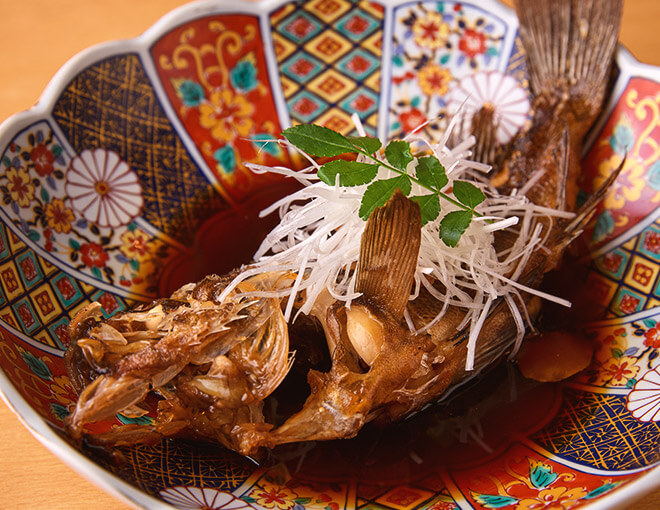 自家製の甘辛い煮汁で仕上げる『季節の煮付け』も人気