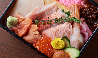 華やかなちらし寿司、丼ぶりも人気