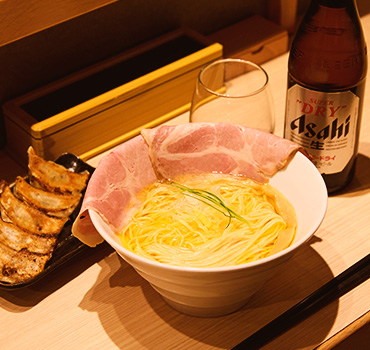 寝屋川市・香里園駅近く『麺屋kawakami』の口コミレポート。名古屋コーチンの旨味広がる黄金スープに自家製麺が絡む絶品ラーメン、ランチ・子連れ・一人飲み・居酒屋使いにもおすすめ