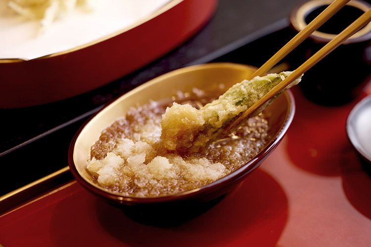 軽い食感の天ぷらに大根おろしをたっぷりとつけて味わうのがおすすめ
