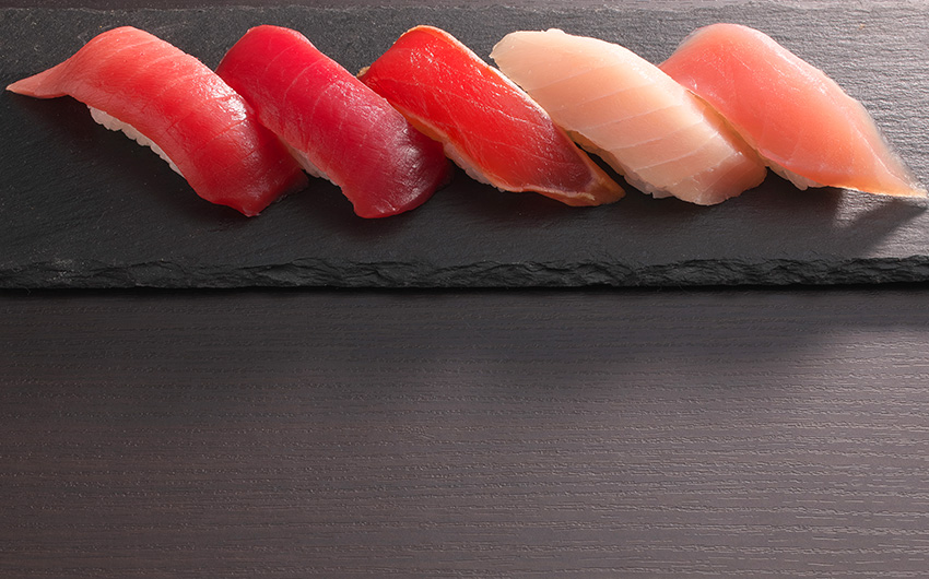 本まぐろ、きはだまぐろ、びんちょうまぐろなど、季節や仕入れによって異なるマグロの盛り合わせがおすすめ