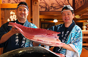 迫力満点のマグロ解体ショーは人気のイベント