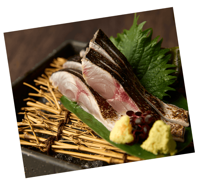 市場から厳選した鮮魚などを使った手作り料理の数々。お酒を美味しく楽しめる看板メニューの「自家製!炙りしめさば」もおすすめ