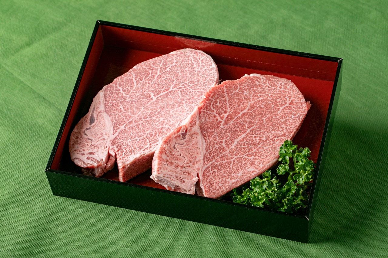 厳選して手切りした通販商品の黒毛和牛ステーキ肉はギフトにおすすめ