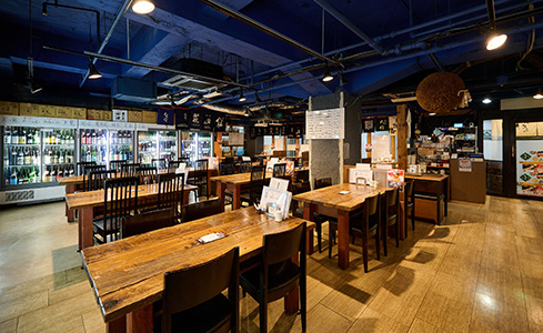 落ち着いた雰囲気で居心地のよい店内