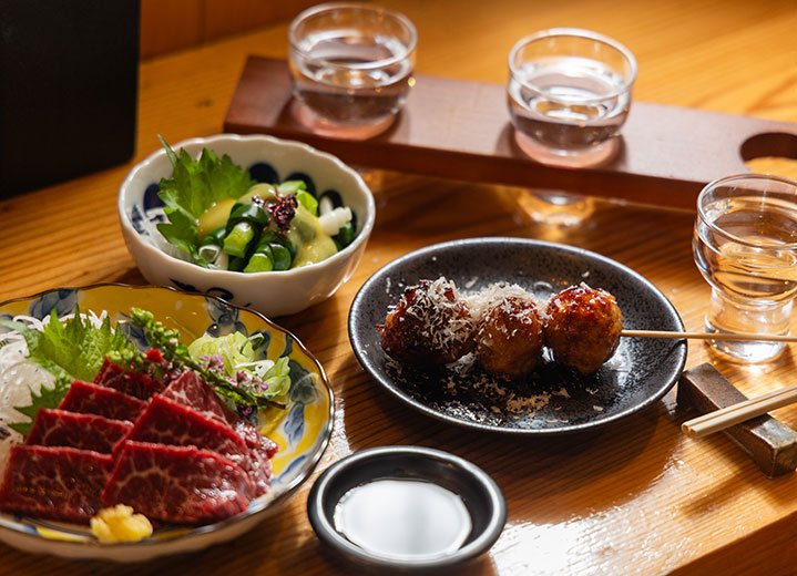 店主が厳選した全国の日本酒や焼酎とのペアリングがおすすめ